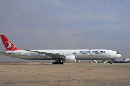 Một máy bay của Hãng hàng không Thổ Nhĩ Kỳ đáp xuống Sân bay quốc tế Damascus ở Thủ đô Damascus của Syria, ngày 23/1/2025. Sự kiện đánh dấu việc Hãng hàng không Thổ Nhĩ Kỳ nối lại các chuyến bay tới Syria sau 13 năm đình trệ. (Ảnh: THX) 