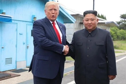 Tổng thống Mỹ Donald Trump bắt tay nhà lãnh đạo Triều Tiên Kim Jong Un tại làng đình chiến Panmunjom, ngày 30/6/2019. (Ảnh: THX) 