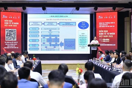 Các đại biểu lắng nghe ý kiến của các diễn giả tại phiên đối thoại.