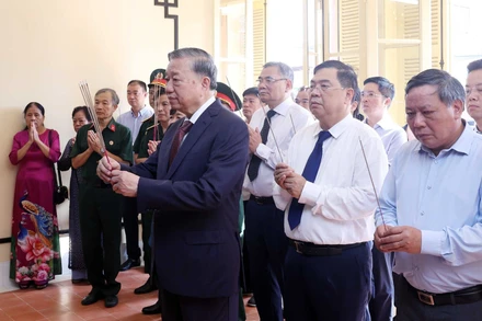 Tổng Bí thư Tô Lâm dâng hương Chủ tịch Hồ Chí Minh. (Ảnh: Thống Nhất/TTXVN) 