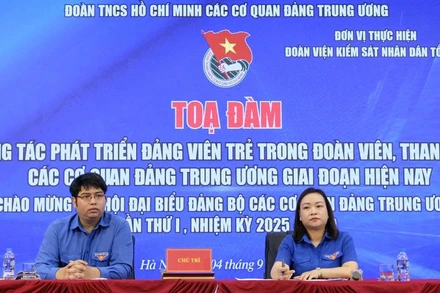 Các đồng chí chủ trì buổi tọa đàm.