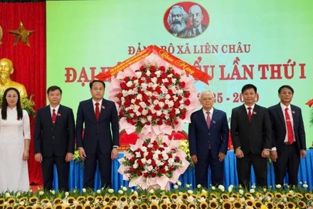 Nguyên Ủy viên Bộ Chính trị Ngô Văn Dụ chúc mừng Đại hội.