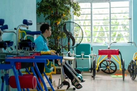 Nạn nhân chất độc da cam bị khuyết tật vận động tại Trung tâm Bảo trợ nạn nhân chất độc da cam và trẻ em bất hạnh thành phố Đà Nẵng.