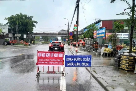 Hà Nội vẫn còn một số điểm ngập, tạm thời cấm phương tiện qua lại.