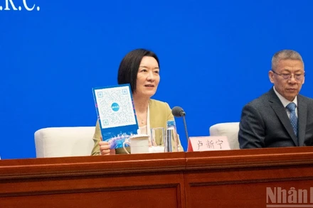 Bà Lu Xinning, Phó Chủ tịch Chính quyền nhân dân Khu tự trị dân tộc Choang Quảng Tây (trái) trả lời tại buổi họp báo.