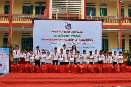 Đại diện Công ty TNHH Thiện Tín Bảo trao quà cho các em học sinh.