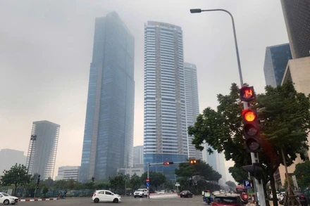 “Màn sương” bụi mịn độc hại bao phủ Hà Nội những ngày qua. (Ảnh MAI MAI)