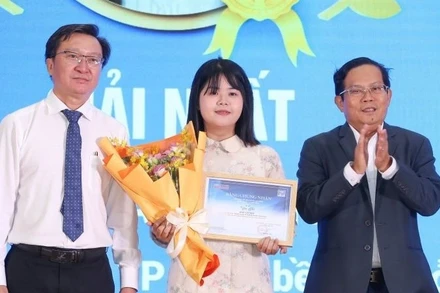 Tác giả Hoàng Nguyễn Vân Nhi (giữa) đoạt giải Nhất cuộc thi viết "Người thầy kính yêu" với tác phẩm “Những cô giáo Thành phố Hồ Chí Minh bền bỉ chở sách lên non”