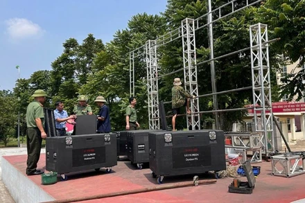 Đại diện Công an tỉnh và Văn phòng đại diện Báo Nhân Dân tại Phú Thọ kiểm tra việc lắp đặt màn hình LED tại chương trình "Cùng Việt Nam tiến bước".