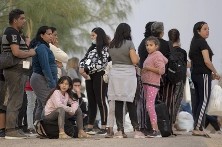 Những người di cư xin tị nạn chờ lên xe buýt tại một trạm kiểm soát ở Eagle Pass, bang Texas, Mỹ, ngày 10/10/2022. (Ảnh: Xinhua)