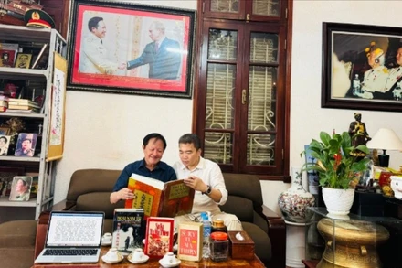 Thượng tướng, Viện sĩ, Tiến sĩ, Anh hùng Lực lượng vũ trang nhân dân Nguyễn Huy Hiệu (bên trái) và kỹ sư Vũ Đình Thanh nghiên cứu tư liệu lịch sử. (Ảnh: Nhân vật cung cấp)
