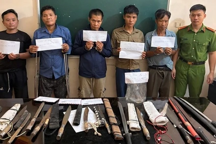 Các đối tượng bị Công an xã Quỳ Châu bắt giữ cùng tang vật.