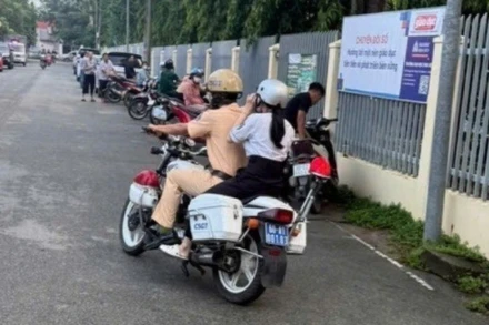 Lực lượng Cảnh sát giao thông đã dùng xe mô-tô tuần tra hỗ trợ đưa em Thư đổi thẻ dự thi.