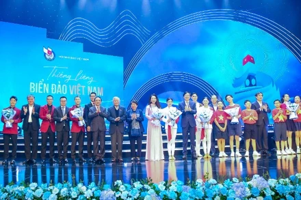 Các đại biểu và nghệ sĩ tại chương trình nghệ thuật “Thiêng liêng biển đảo Việt Nam”. (Ảnh SƠN HẢI)