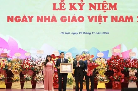 Thứ trưởng Hoàng Trung trao Bằng khen của Thủ tướng cho tập thể Bộ môn Công nghệ và Quản lý xây dựng, Khoa Công trình. 