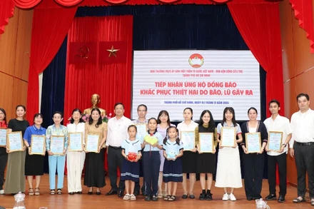 24 đơn vị, tổ chức, cá nhân đã tới ủng hộ với số tiền hơn 20 tỷ đồng trong chiều 3/12.