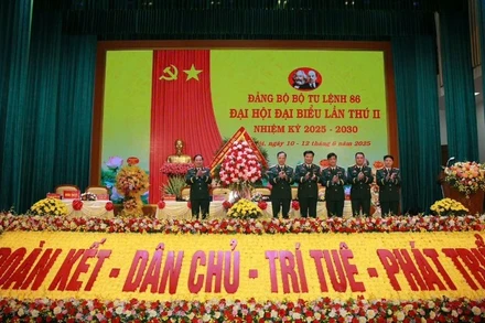 Thượng tướng Lê Huy Vịnh tặng hoa chúc mừng Đại hội Đại biểu Bộ Tư lệnh 86 nhiệm kỳ 2025-2030.