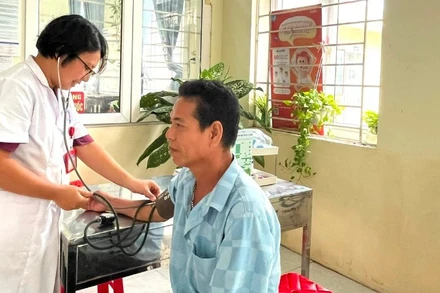 Bác sĩ Trạm Y tế xã Ứng Thiên (Hà Nội) khám sức khỏe cho người dân.