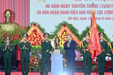 Tổng Bí thư Tô Lâm trao bức tượng Bác Hồ về thăm quê tặng Tổng cục Công nghiệp quốc phòng. (Ảnh: ĐĂNG KHOA)
