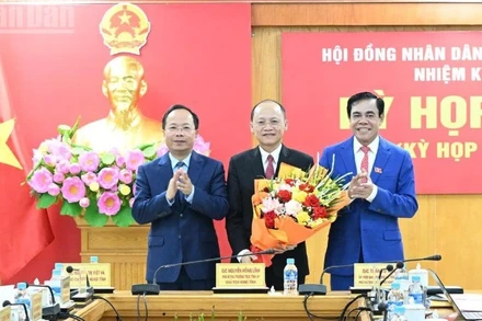 Các đồng chí Thường trực Tỉnh ủy Hà Tĩnh tặng hoa chúc mừng tân Chủ tịch Hội đồng nhân dân tỉnh Hà Tĩnh.