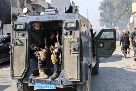 Các thành viên của lực lượng an ninh Syria tuần tra trên một con phố ở tỉnh Latakia, tây bắc Syria, ngày 9/3/2025. (Ảnh: Tân Hoa xã)