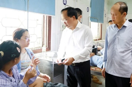 Đồng chí Nguyễn Duy Lâm, Bí thư Tỉnh ủy Hà Tĩnh đến thăm hỏi, động viên các nạn nhân.