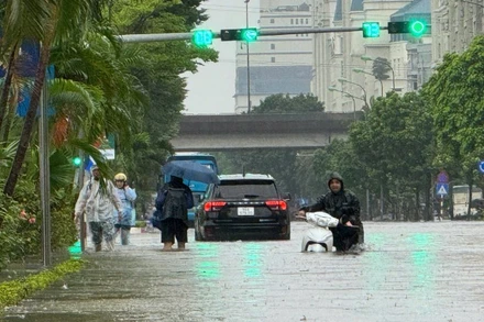 Khu vực tuyến phố Dương Đình Nghệ - Vành đai 3 trên cao (đoạn gần tòa nhà Keangnam) ngập sâu trong nước. (Ảnh: NGUYỄN HẢI)