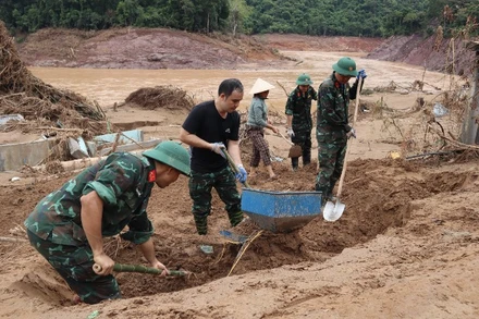 Lực lượng vũ trang hỗ trợ nhân dân xã Mỹ Lý khắc phục hậu quả trận lũ lịch sử xảy ra hồi tháng 7 vừa qua.