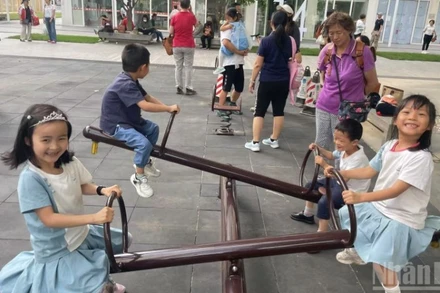 Trẻ em vui chơi ở Trường mầm non Jiayuyuan, thành phố Bắc Kinh, Trung Quốc.