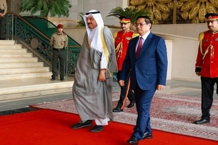 Thủ tướng Nhà nước Kuwait Sheikh Ahmad Abdullah Al-Ahmad Al Sabah chủ trì lễ đón Thủ tướng Phạm Minh Chính. (Ảnh: TTXVN)