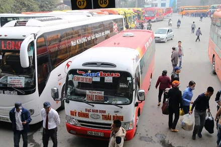 Hoạt động vận tải hành khách tại bến xe phía nam Hà Nội. (Ảnh: TUỆ NGHI)