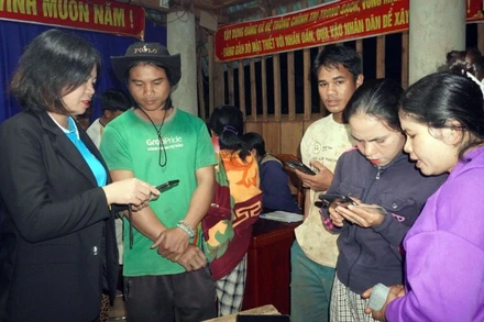 Lớp học “Bình dân học vụ số” tại xã Tu Mơ Rông, tỉnh Quảng Ngãi. (Ảnh: NGUYỄN THUYẾT)