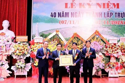 Lãnh đạo Ủy ban nhân dân tỉnh Phú Thọ tặng bằng khen cho Trường cao đẳng nghề sông Đà tại buổi lễ.