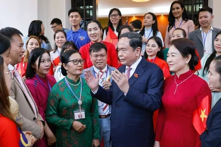 Chủ tịch Quốc hội Trần Thanh Mẫn và Phu nhân gặp gỡ đại diện cộng đồng người Việt Nam ở Malaysia. (Ảnh: Doãn Tấn/TTXVN)