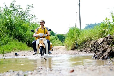 Nhân viên Bưu điện tỉnh Tuyên Quang vận chuyển bưu phẩm.