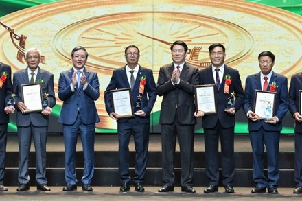 Chủ tịch nước Lương Cường và Chủ tịch Hội Nông dân Việt Nam Lương Quốc Đoàn trao danh hiệu Nông dân Việt Nam xuất sắc. (Ảnh: THỦY NGUYÊN)