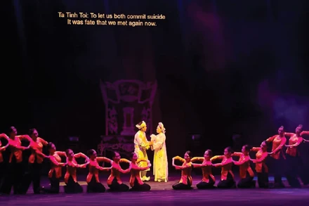 Cảnh trong vở "Các cụ gánh còng lưng" (Nhà hát Nghệ thuật truyền thống tỉnh Ninh Bình) - tác phẩm đạt Huy chương Vàng vở diễn tại Liên hoan quốc tế sân khấu thử nghiệm năm 2025.