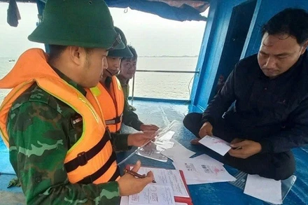Tổ công tác Đồn Biên phòng Quỳnh Phương kiểm tra giấy tờ tàu đánh bắt hải sản trên vùng biển Nghệ An.