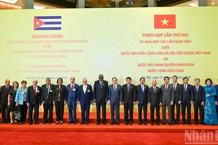 Chủ tịch Quốc hội Trần Thanh Mẫn và Chủ tịch Quốc hội Cuba Esteban Lazo Hernandez chụp ảnh lưu niệm với đại biểu hai nước dự phiên họp.