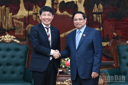 Thủ tướng Phạm Minh Chính và ông Yamamoto Ichita, Thống đốc tỉnh Gunma, Nhật Bản. (Ảnh: TRẦN HẢI)