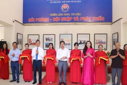 Khai mạc triển lãm ảnh báo chí “Hải Phòng hội nhập và phát triển”.