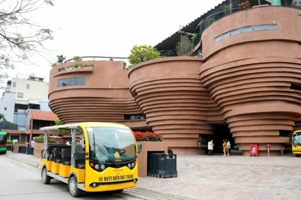 Các tuyến xe buýt điện đang phục vụ tích cực cho hoạt động du lịch ở Bát Tràng.