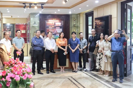 Đoàn học viên lớp Nghiệp vụ Quản lý nhà nước về báo chí tham quan Nhà Truyền thống Báo Nhân Dân. 