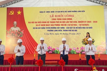 Các đại biểu thực hiện nghi thức khởi công dự án.