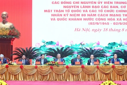 Tổng Bí thư Tô Lâm và các đồng chí lãnh đạo, nguyên lãnh đạo Đảng, Nhà nước chủ trì hội nghị gặp mặt. (Ảnh: ĐĂNG KHOA)