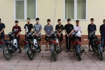 Các đối tượng cùng xe máy tang vật tại cơ quan Công an.