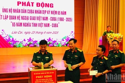 Thủ trưởng Bộ Chỉ huy Quân sự tỉnh Lào Cai tham gia ủng hộ. (Ảnh: THANH SƠN)