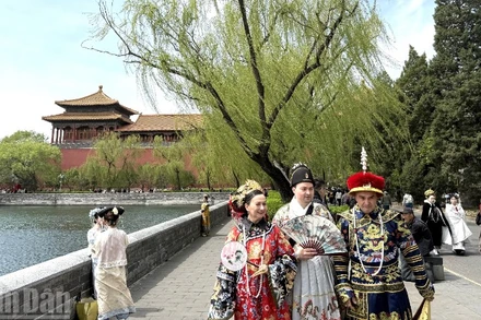 Du khách nước ngoài chụp ảnh với cổ trang tại Cố Cung-Tử Cấm Thành ở thành phố Bắc Kinh, Trung Quốc. (Ảnh: HỮU HƯNG)