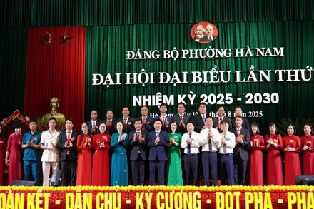 Đồng chí Bí thư Tỉnh ủy Ninh Bình chúc mừng Ban chấp hành Đảng bộ mới phường Hà Nam.