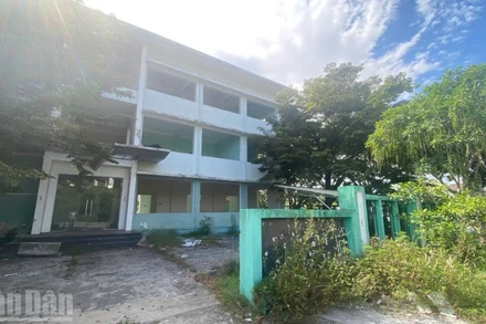 Sau đúng 30 tháng kể từ ngày bàn giao, công trình không những không được đưa vào sử dụng mà trái lại đã bị đập phá, lấy cắp, biến thành bãi rác, ngập mùi xú uế. (Ảnh: DƯƠNG QUANG TIẾN)